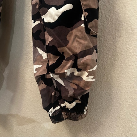 Forever 21 Brown Camo Cargo Joggers - Picture 2 of 5